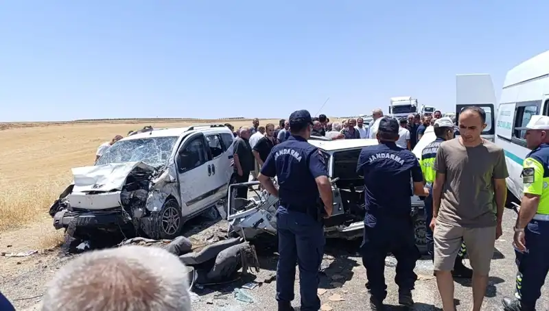 Otomobil ile Hafif Ticari Araç Çarpıştı: Facia 4 Can Aldı, 1 Kişi Yaralı
