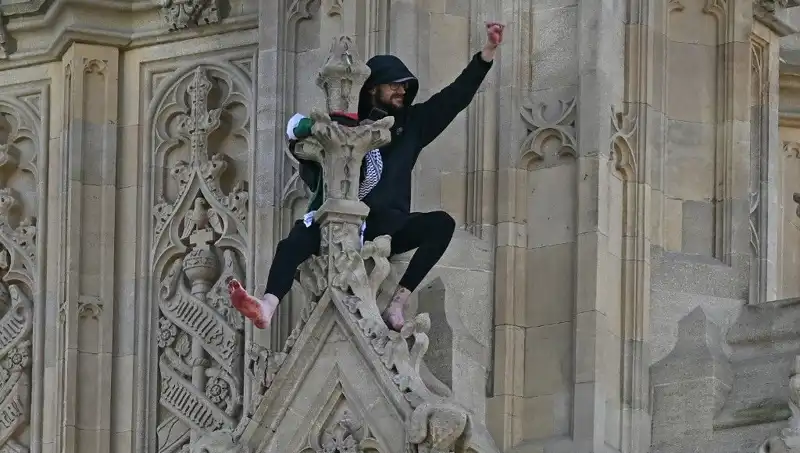 Londra'nın Kalbinde Filistin Bayrağı: Big Ben'e Tırmanan Protestocu