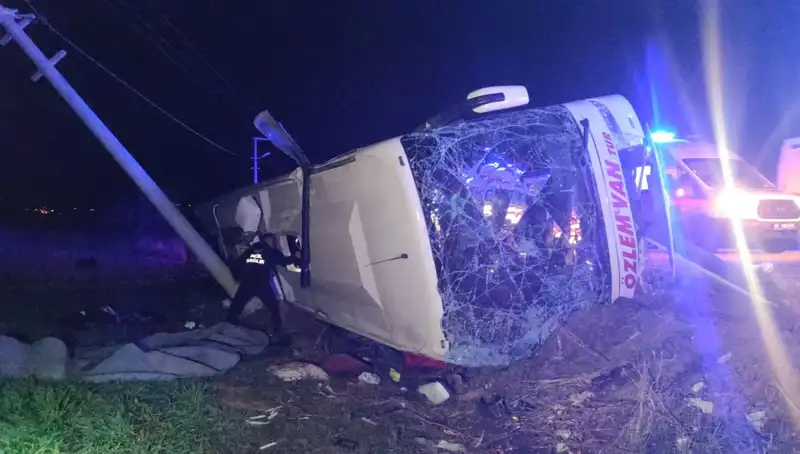Van'da Yolcu Otobüsü Devrildi: 28 Kişi Yaralandı, Hayati Tehlike Yok