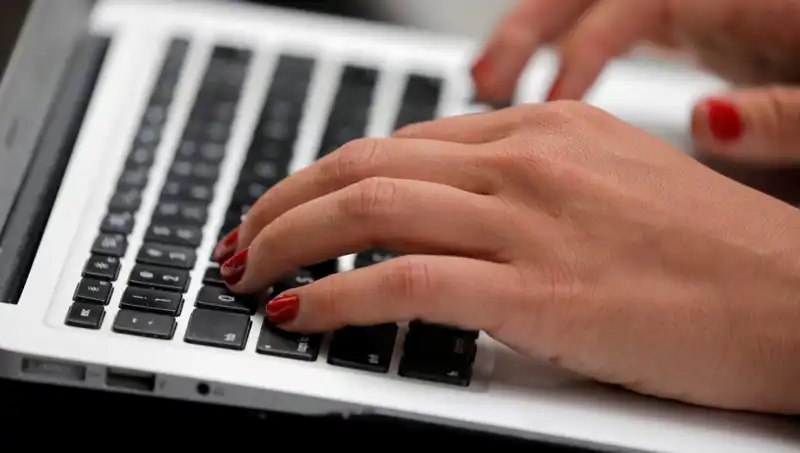 Laptop Mikrofonları Kapalıyken de Dinlenebiliyor: Tehlikeye Dikkat!