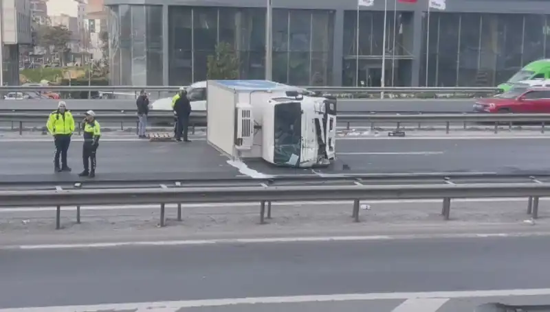 Basın Ekspress Yolunda Kamyonet Devrildi: Trafik Kaosu Başladı!