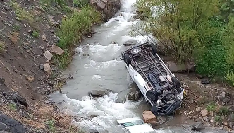 Hakkari'de Korkunç Minibüs Kazası: 2 Ölü, 3 Yaralı