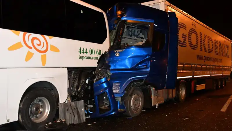 Tur Otobüsü Tırla Çarpıştı: 13 Yaralı, Korku Dolu Anlar!