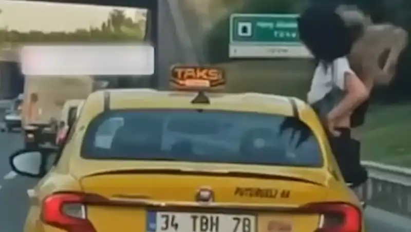 TEM Otoyolu'nda Şok Eden Anlar: Taksinin Camından Sarkan Gençler!