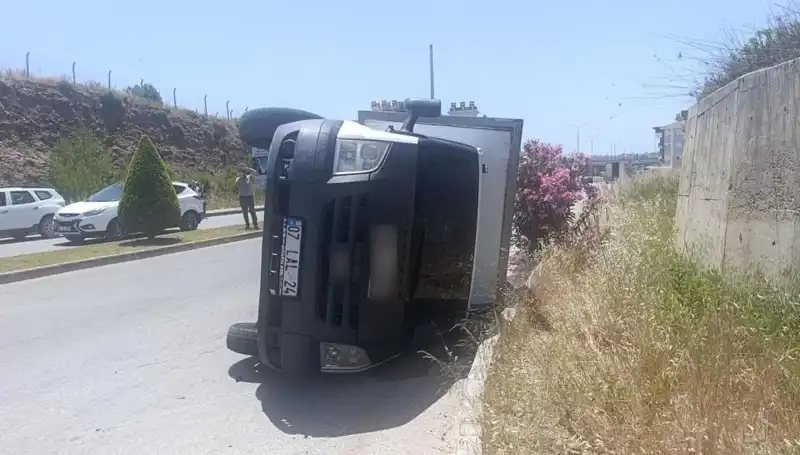 Hafif Ticari Araçla Çarpışan Kamyonet, Yoldan Çıkarak Devrildi!