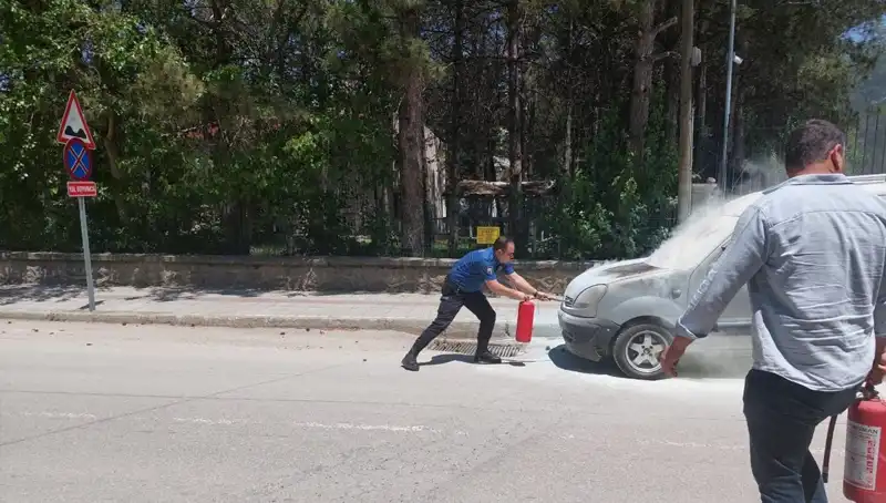 Emniyet Binası Önünde Alev Alan Araçta Yangın Paniği