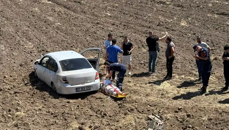 Osmaniye’de Kontrolden Çıkan Otomobil Tarla İçine Uçtu: Üç Kişi Yaralandı