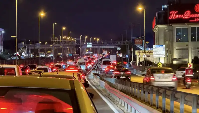Yenibosna Metrobüs Yaya Üst Geçidindeki Çalışmalar Sürüyor, Vatandaşlar Neler Bekleyebilir?