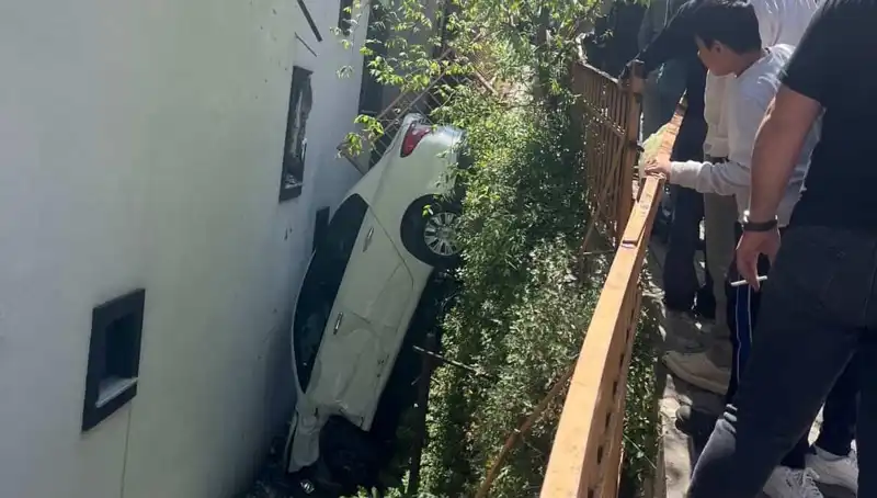 Kağıthane'de Korku Dolu Anlar: Yaya Metrelerce Sürüklenerek Hayatta Kalma Mücadelesi Verdi