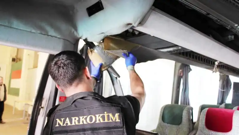 Sınırda Şok: Otobüste 77 Kilo Uyuşturucu Ele Geçirildi!