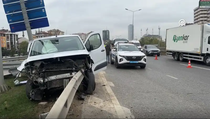 Otoyolda Feci Kaza: Araç Bariyere Saplandı, Şaşırtan Görüntüler Ortaya Çıktı