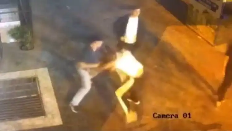 İstanbul Sokaklarında Şok Eden Tekmeli-Yumruklu Kavga Anları!
