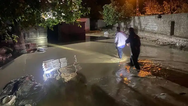 20 Dakikada Yağmurun Yıkıcı Gücü: Sel Felaketi Evlere Zarar Verdi