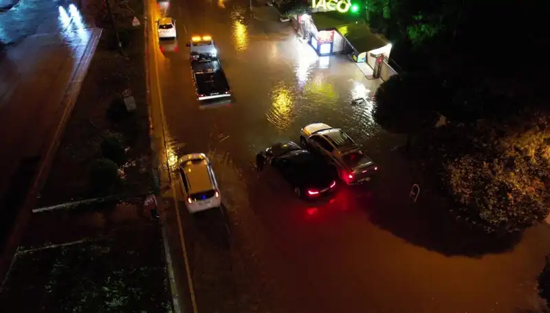 Adana'da Sağanak Yağış Alarmı: Cadde ve Yollar Göz Göre Göre Sular Altında!