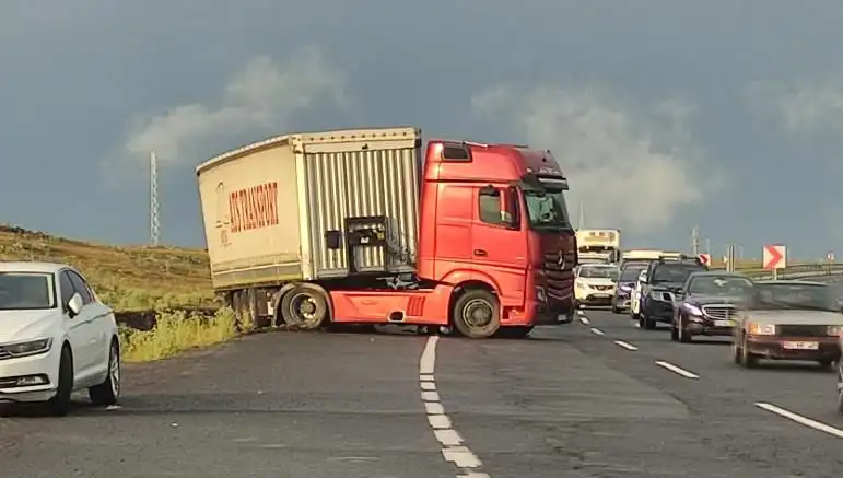 TIR Kaydı ve Yol Kapatma: Uzun Araç Kuyruklarına Dikkat!
