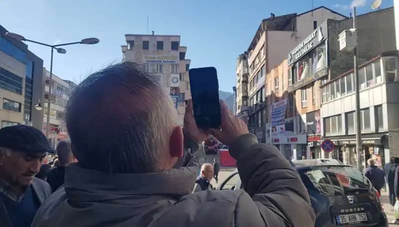 Çatıya Çıkan Kişiyi Görmek İsteyenler Yarıştı, O Anlar Dikkat Çekti!