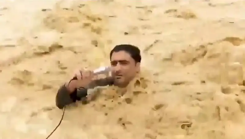 Sırasında Sel Sularına Kapılan Yayın, İzleyicileri Şok Etti!
