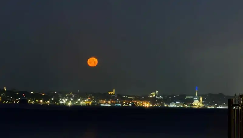 Çilek Dolunayı İstanbul'un Gökyüzünde Büyüleyici Bir Manzara Yarattı