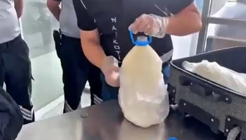 Havalimanında Şaşırtan Yakalama: 12 Kilo 800 Gram Süt Şişesi İçinde!