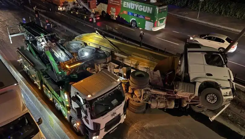 Moloz Yüklü Hafriyat Kamyonu Devrildi: Şok Edici Kazanın Detayları