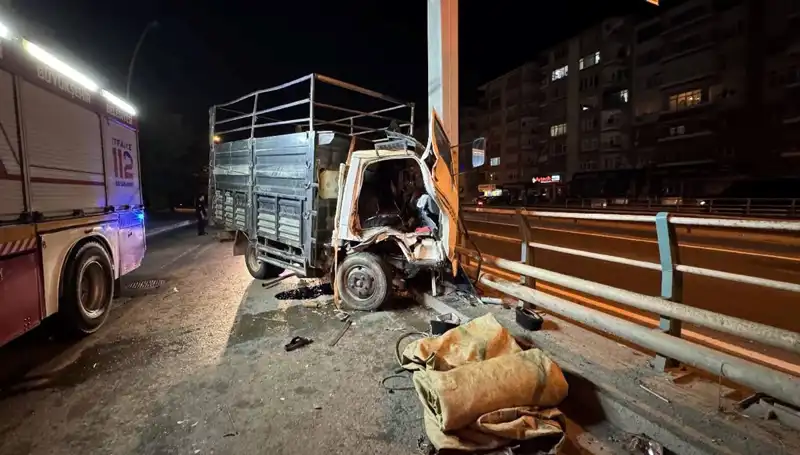 Kamyonet Yön Tabelasına Çarpınca Yaralanan Sürücü Hastaneye Kaldırıldı
