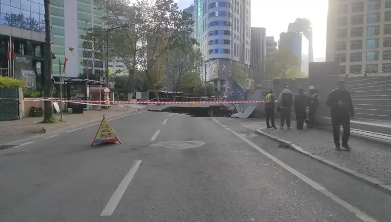 Sarıyer'de Sarsıcı Gelişme: Cadde Çöktü, Trafik Sıkıştı!