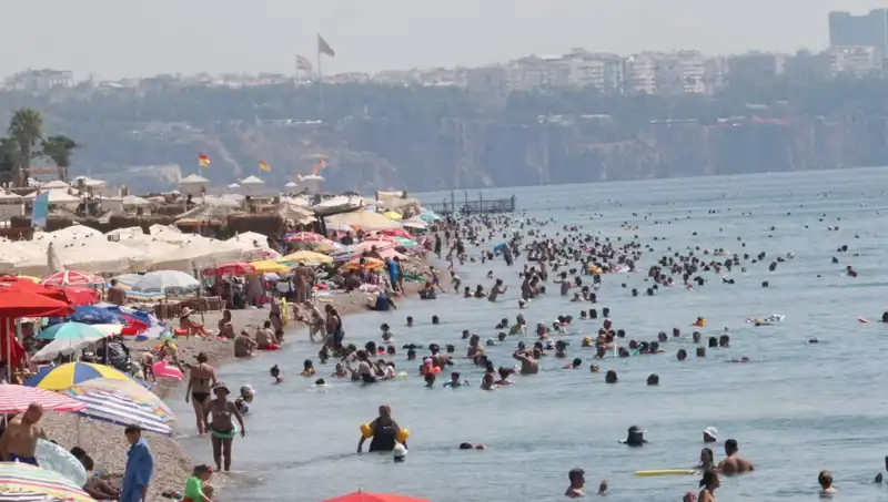 Antalya'da Deniz Su Sıcaklıkları Rekor Kırıyor: Yaz Bitmeden Kaçırmayın!
