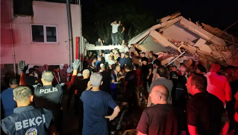 Balıkesir Sındırgı'da Şiddetli Deprem: Hayat Kurtaran Anlar ve Yaralar