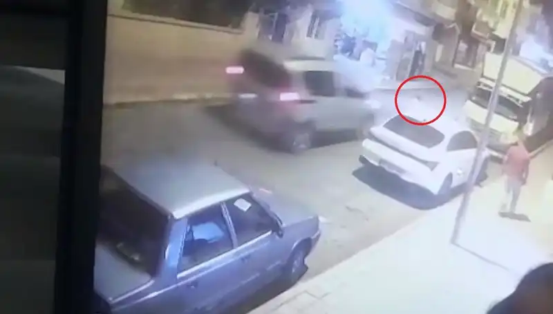 Yola Fırlayan Çocuğa Araç Çarptı, Kaza Anı Güvenlik Kamerasında